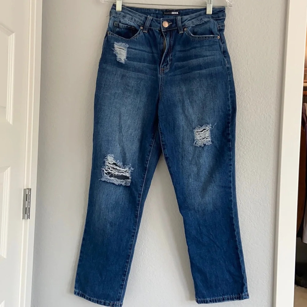 Fashion Nova high Rise Distressed Jeans, medium blue wash, size 9